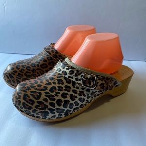 Wooden clogs size 40 faux leopard print rubber sol